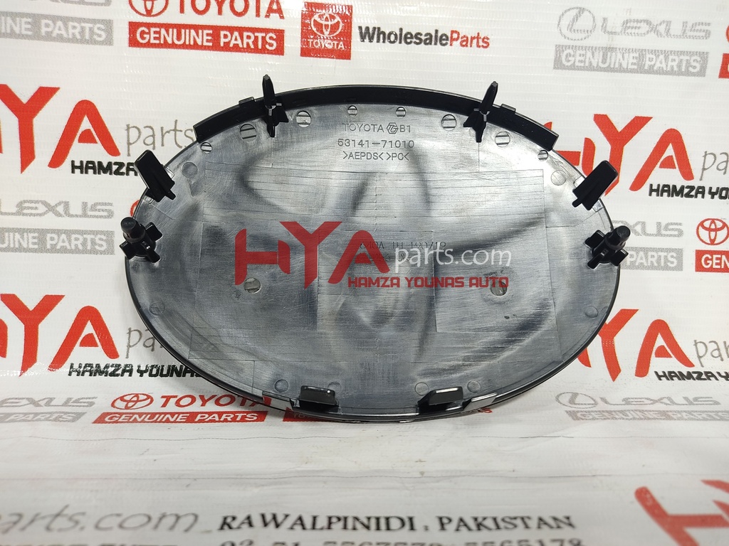 53141-71010 [FRONT GRILL LOGO LAND CRUISER 2016 RADAR]